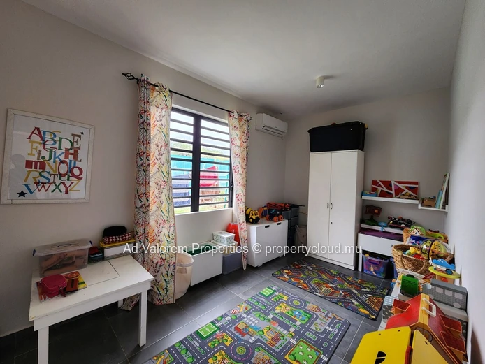 For sale, stunning property with 2 houses and a pool in the West.